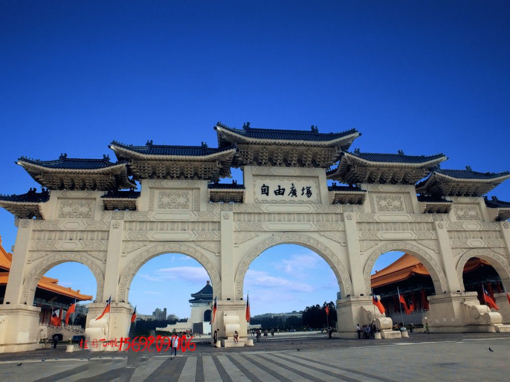 广场入口多门石楼门